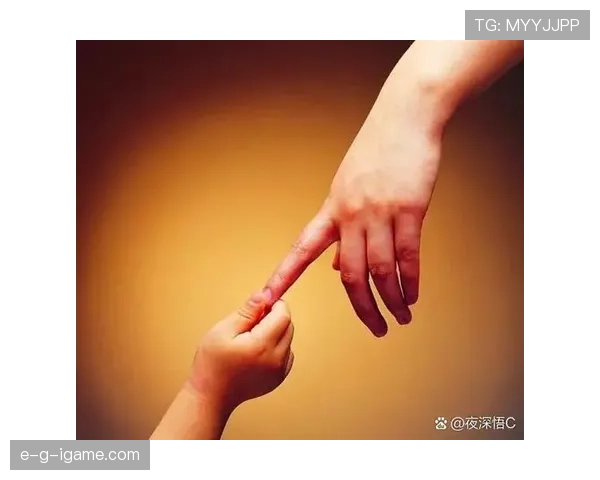 张志磊训练完直接拎两袋蛋白粉去接孩子放学，校门口妈妈们眼神都直了